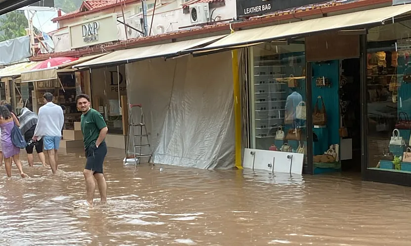 Fethiye Ölüdeniz'de sağanak yağış etkili oldu