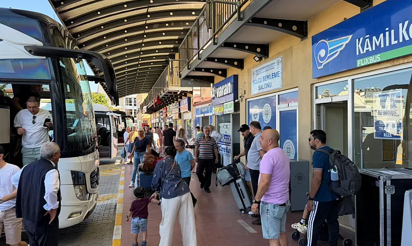 Fethiye Otogarı'nda yoğunluk: Peronlarda hareketlilik arttı