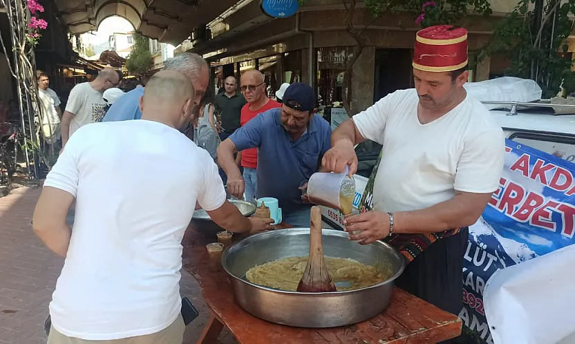 Fethiye Paspatur'da 'Çantacı İlhan' anısına kar şerbeti ikramı