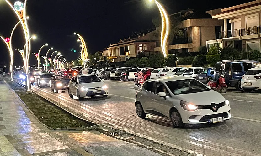 Fethiye Sahil Bandı'nda trafik yoğunluğu