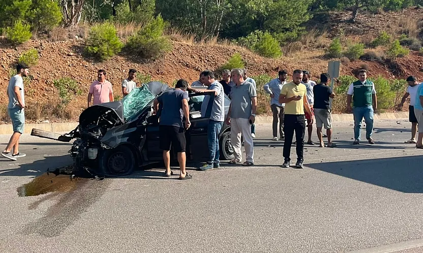 Fethiye-Seydikemer Yolunda Korkutan Kaza: Araçlar Kafa Kafaya Çarpıştı