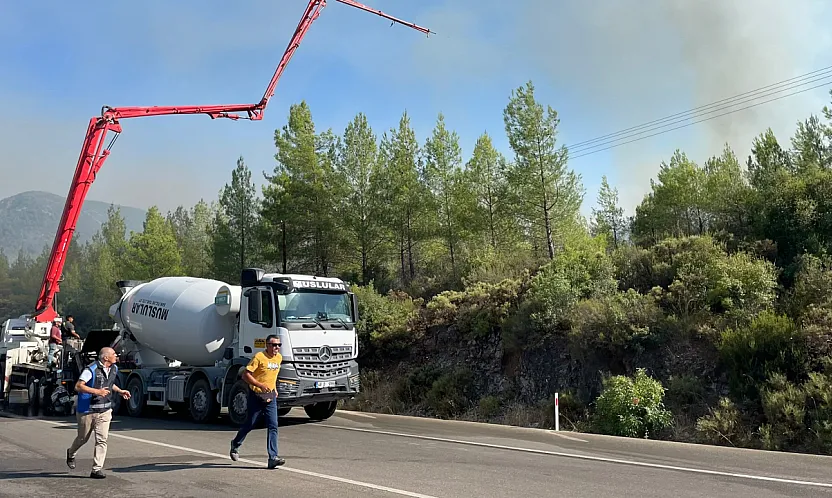 Fethiye Yeşilüzümlü'de alevler mahalle merkezinin girişine dayandı