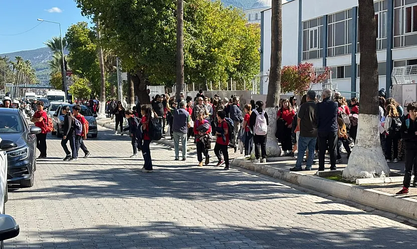 Gazi İlkokulu önünde öğle saatlerinde trafik düğümü