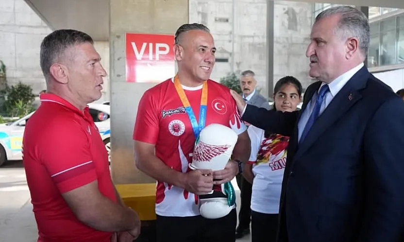 Gençlik ve Spor Bakanı Bak'ı Muğla'da milli sporcular karşıladı