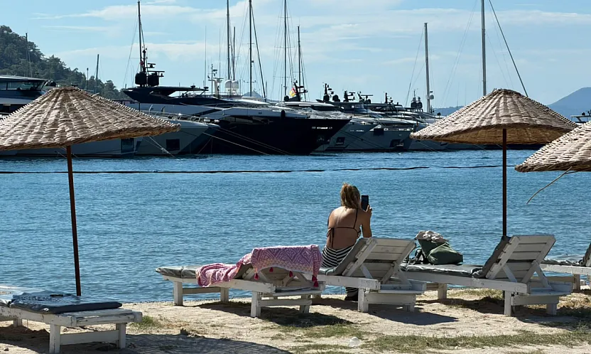 Göcek'te güneş yüzünü gösterdi, vatandaşlar denize girdi