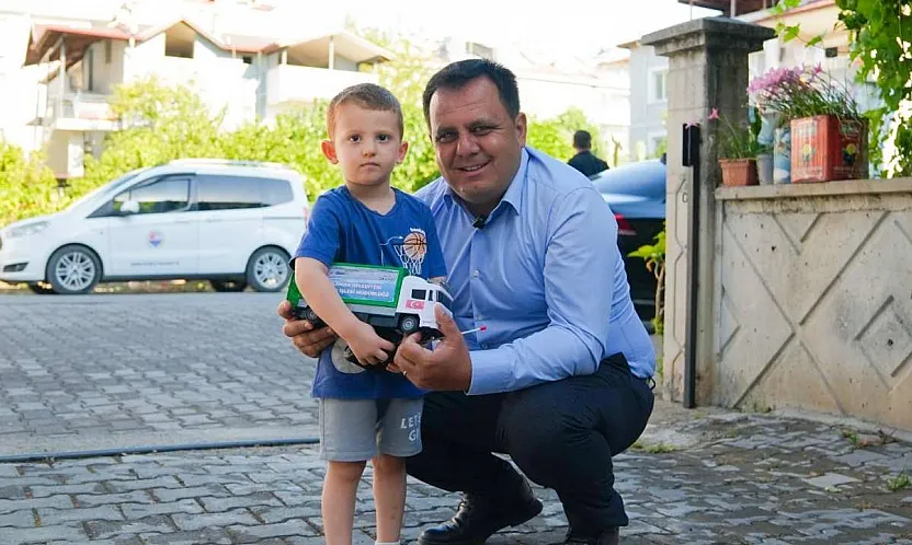 Her sabah çöp kamyonunu selamlayan miniğe Başkan Durmuş'tan sürpriz