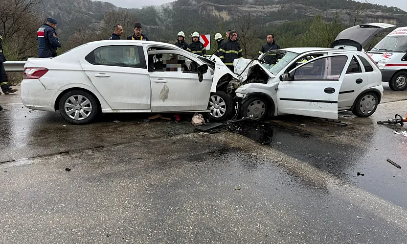 İki otomobil kafa kafaya çarpıştı: 6 ölü, 6 yaralı