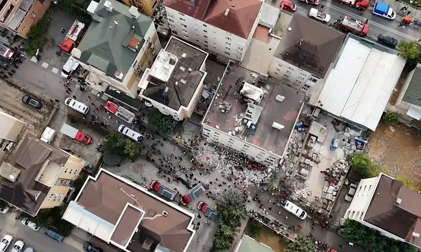İstanbul Valiliği: 'Maltepe'de 1 kişi hayatını kaybetti, 3 kişiyi arama kurtarma çalışmaları sürüyor'