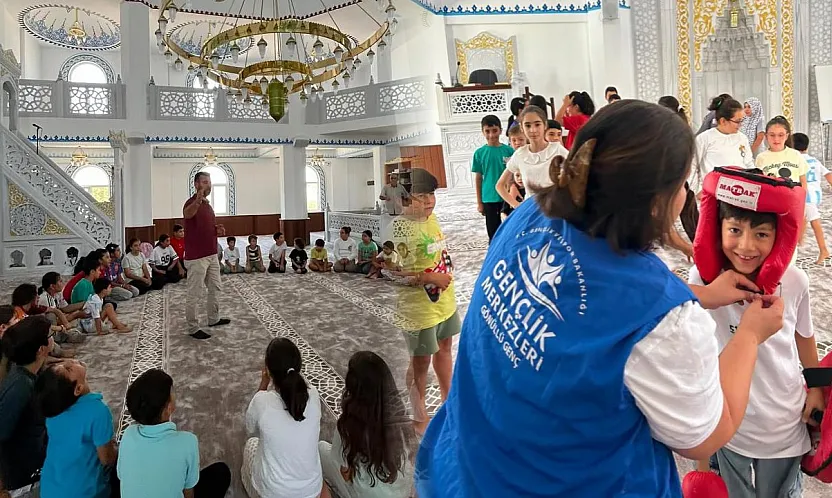Kötekli Gençlik Merkezi gönüllüleri çocukların yüzünü güldürüyor