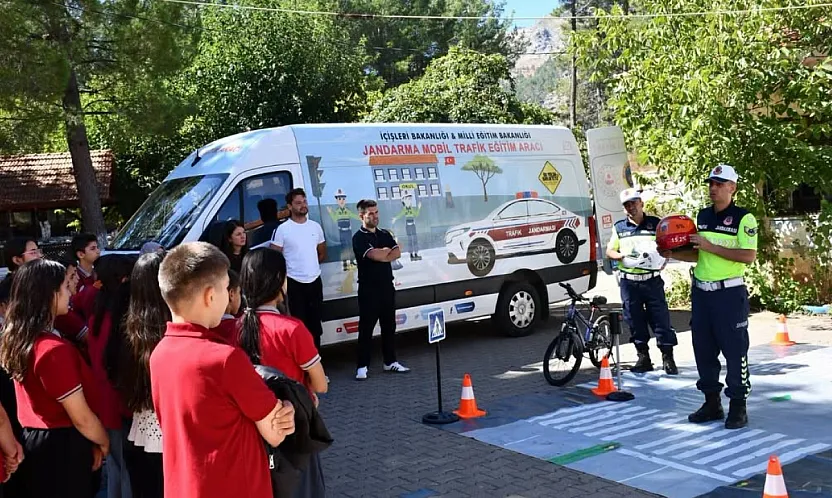 Köyceğiz'de Jandarma tarafından öğrencilere trafik eğitimi verildi