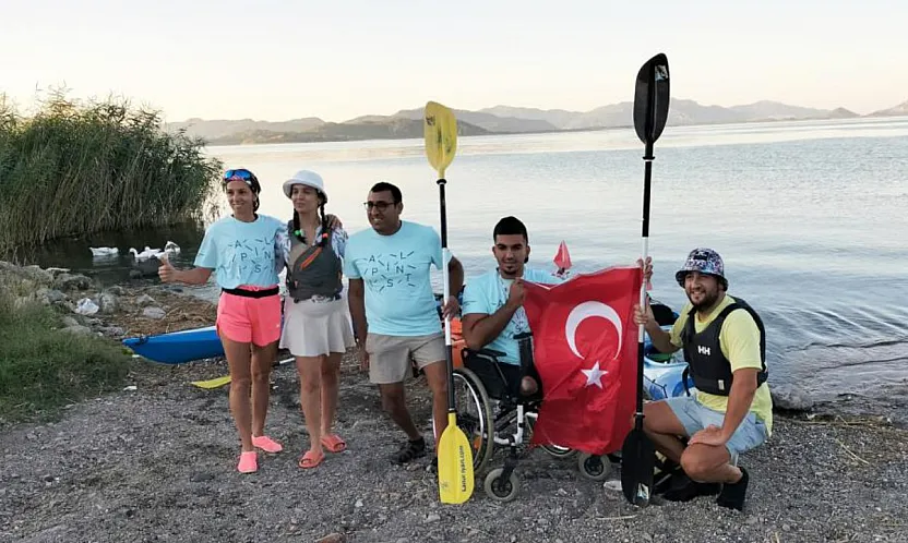 Köyceğiz Gölü'nde Türkiye ve Azerbaycan dostluğu için kürek çektiler