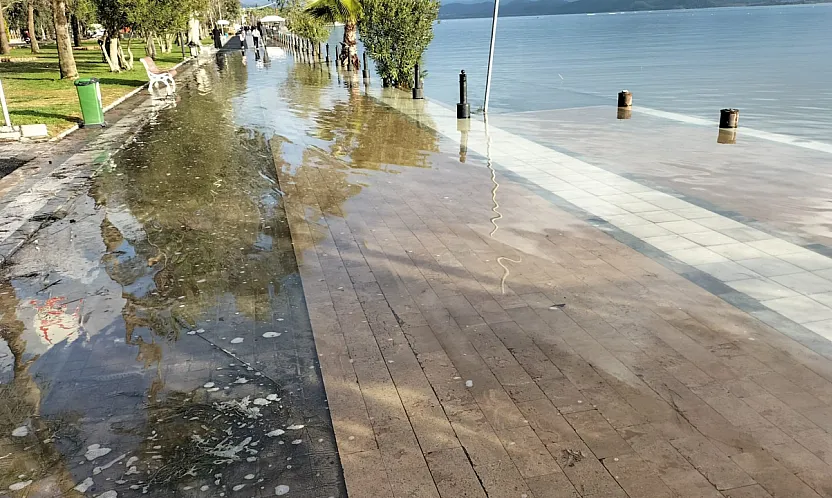 Köyceğiz Gölü taştı, Atatürk Kordonu sular altında kaldı