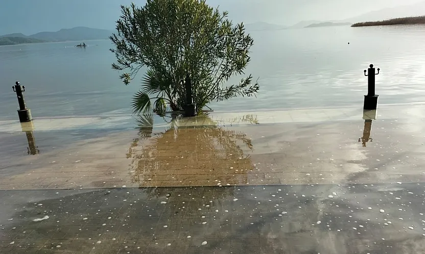 Köyceğiz Gölü taştı, Atatürk Kordonu sular altında kaldı