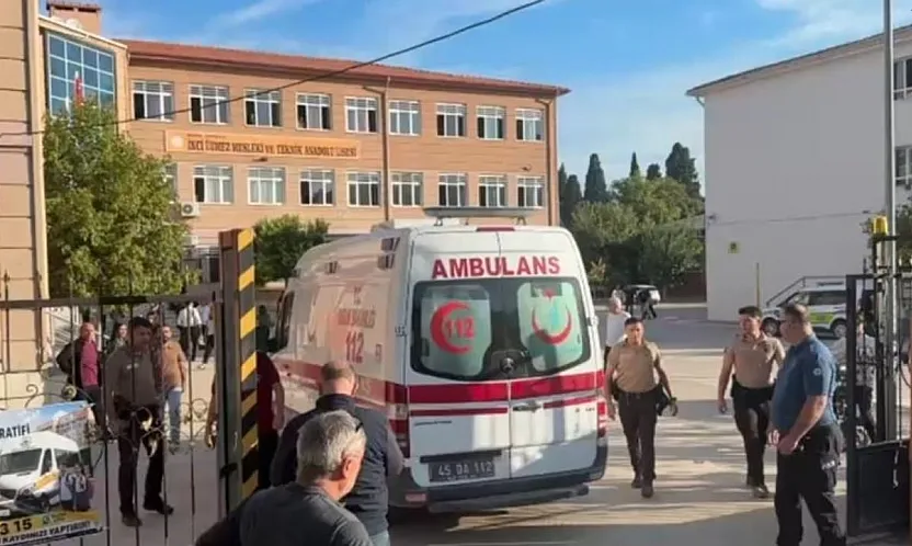 Manisa'da okul önünde silahlı saldırı: Yaralı öğrenciler var
