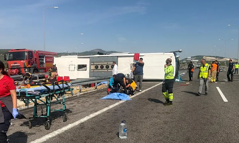 Manisa'da tır ile yolcu otobüsünün çarpıştığı kazada 11 kişi öldü, 26 kişi yaralandı