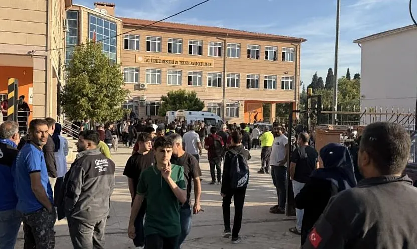 Manisa'da veliler okul önüne akın etti, ekiplerle arbede yaşandı