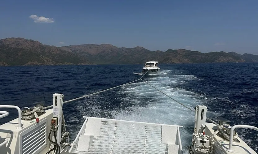 Marmaris açıklarında arıza yapan motor yattaki 7 kişi Sahil Güvenlik ekiplerince kurtarıldı