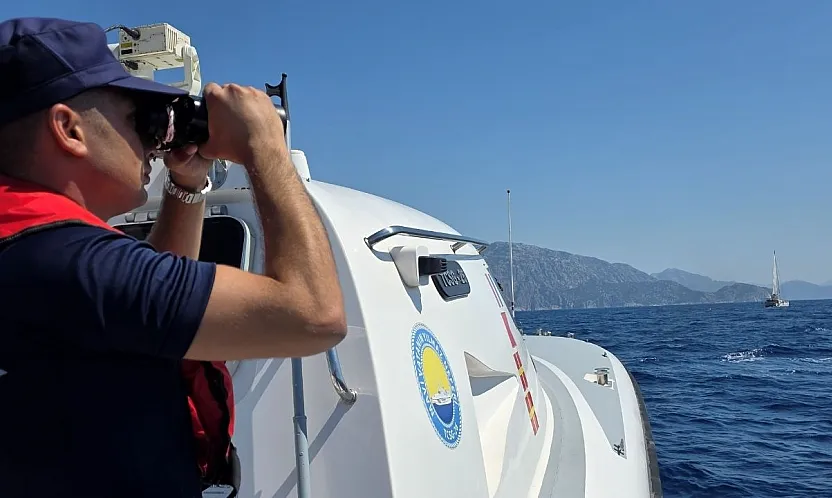 Marmaris açıklarında batan göçmen botunda kayıp 2 kişiyi arama çalışmaları sürüyor