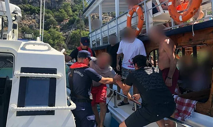 Marmaris açıklarında gezi teknesinde rahatsızlanan kişi tahliye edildi