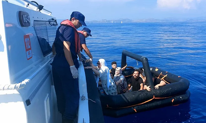 Marmaris açıklarında Yunan sahil güvenlik 8 düzensiz göçmeni Türk karasularına geri itti