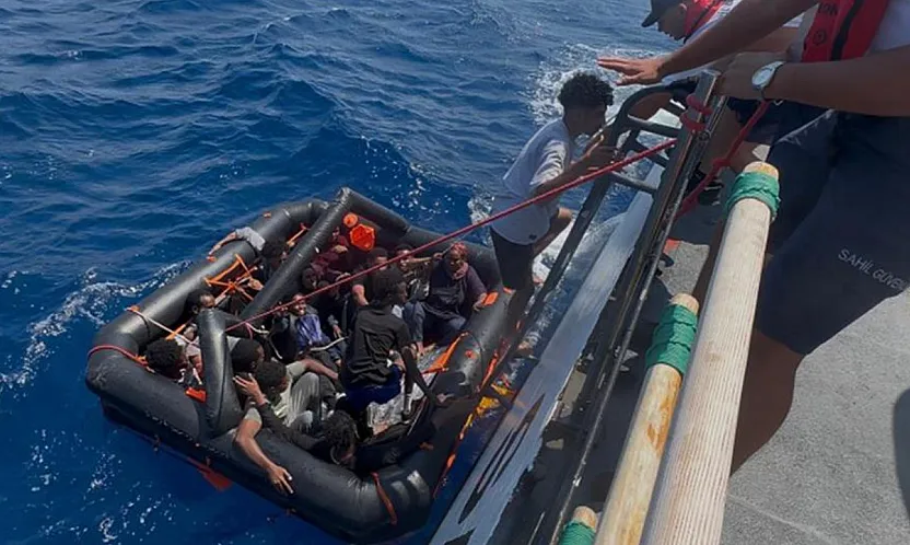 Marmaris açıklarında Yunanistan tarafından geri itilen 16 düzensiz göçmen kurtarıldı