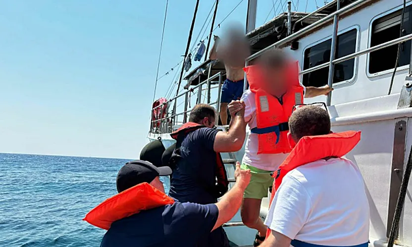 Marmaris açılarında karaya oturan gezi teknesindeki 11 kişi Sahil Güvenlik tarafından kurtarıldı