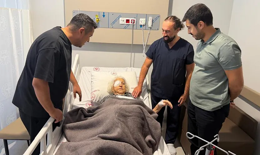 Marmaris Devlet Hastanesi'nde 93 yaşındaki hastaya başarılı göz ameliyatı