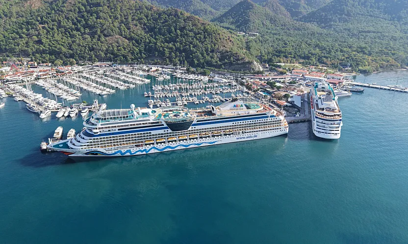 Marmaris'e 2 kruvaziyerle 2 bin 916 turist geldi
