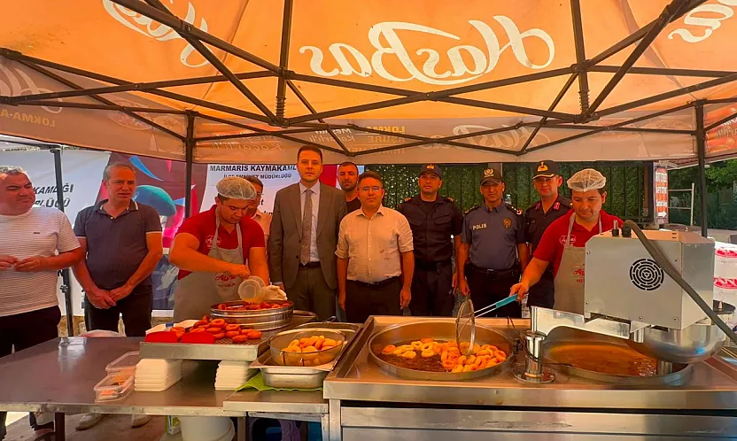 Marmaris'te 15 Temmuz şehitleri anısına lokma dağıtıldı