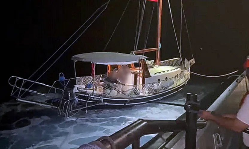 Marmaris'te arızalanan yelkenli tekne ve içindekiler Sahil Güvenlik ekibi tarafından kurtarıldı