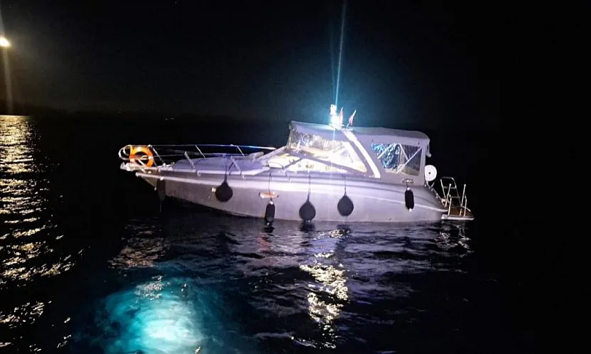 Marmaris'te Kayalıklara Çarpan Teknedeki 2 Kişi Kurtarıldı