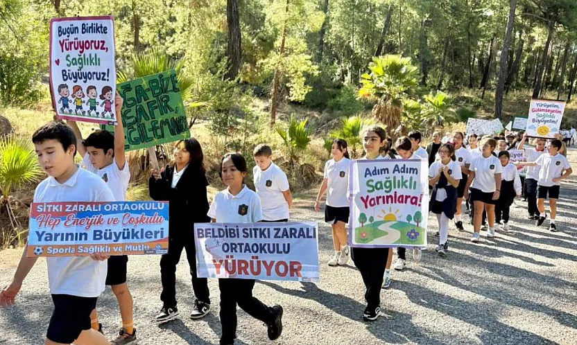Marmaris'te öğrenciler sağlıklı yaşam için yürüdü