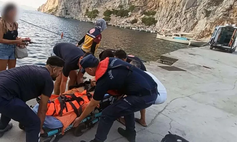 Marmaris'te özel teknede yaralanan vatandaşı Sahil Güvenlik ekipleri botla denizden tahliye etti