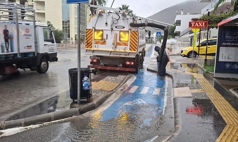 Marmaris'te sağanak sonrası belediye ekiplerinden müdahale