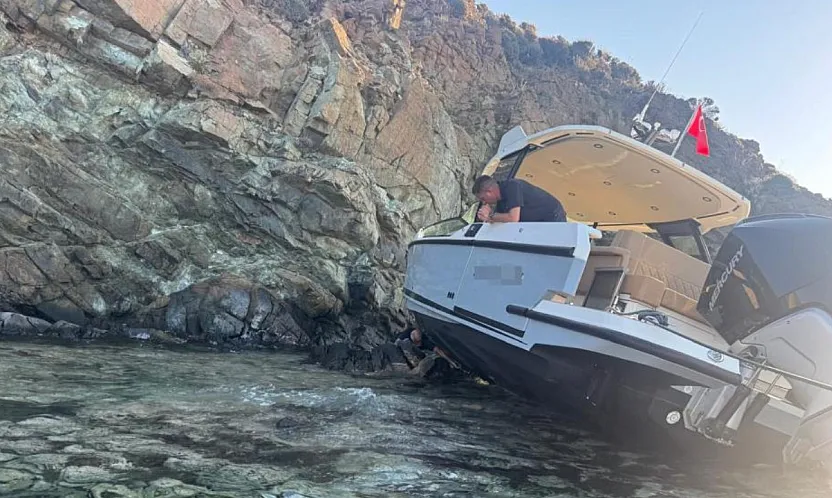 Marmaris'te Sürüklenen Fiber Tekne Kayalıklara Çarptı