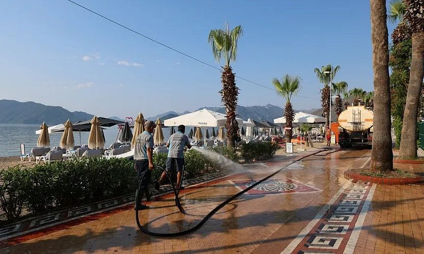 Marmaris'te temizlik çalışmaları sürüyor