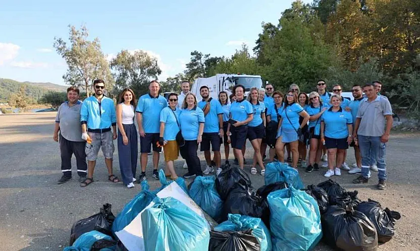 Marmaris'te turizm rehberleri ve belediye ekiplerinden sahil temizliği