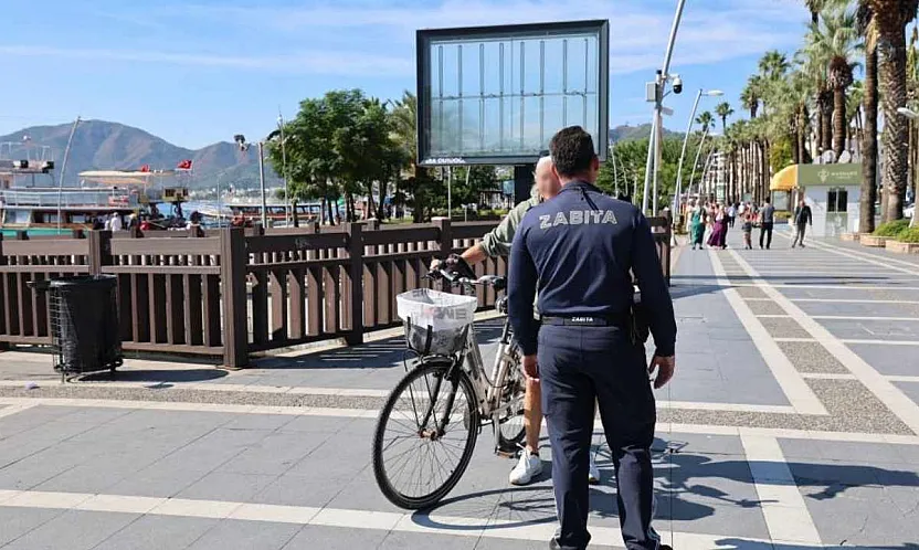 Marmaris'te zabıtadan yaya yolu denetimi