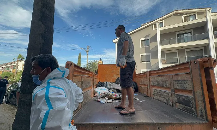 Marmaris'teki çöp evden bir kamyon çöp ve 30'a yakın kedi çıktı