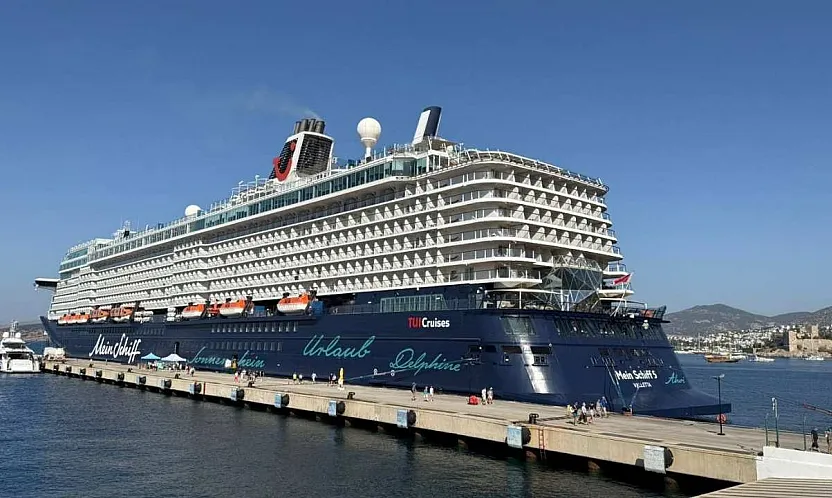 'Mein Schiff 5' kruvaziyeri 2 bin 756 yolcusuyla Bodrum'a geldi