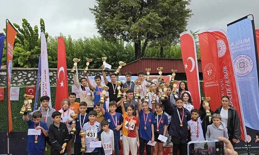 Menteşe'de Cumhuriyet Koşusu Heyecanı: Kupa ve Madalyalar Sahiplerini Buldu
