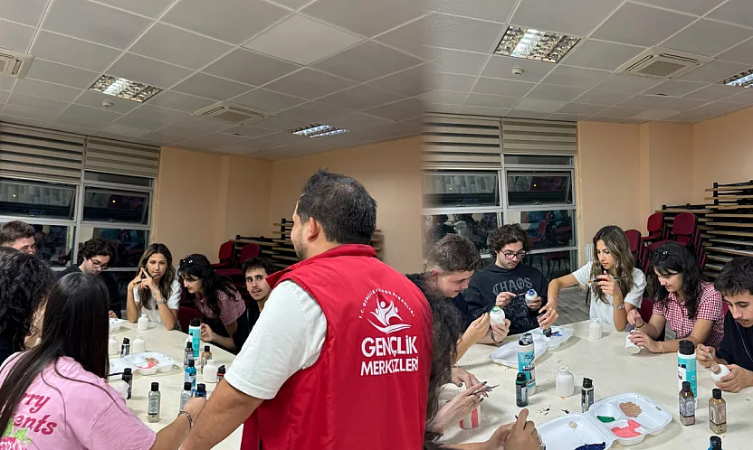 Menteşe'de  gençler sanatla üretiyor, yeteneklerini geliştiriyor