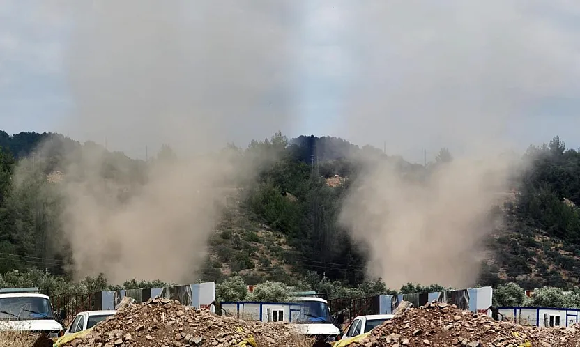Menteşe'de küçük ölçekli hortumlar toz bulutlarına neden oldu