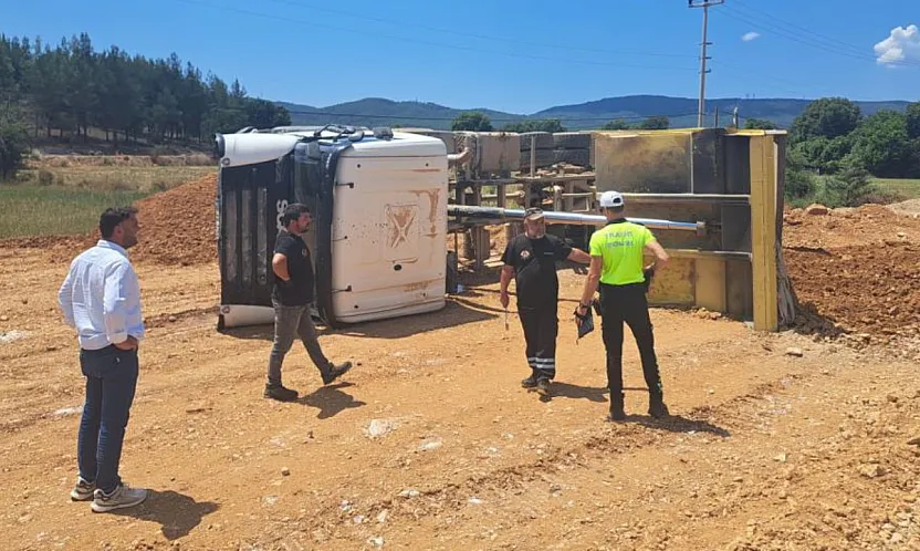 Menteşe'de kum boşaltan kamyon devrildi: Sürücü yaralandı