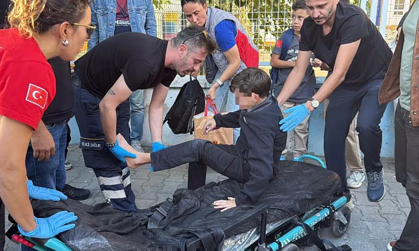 Menteşe'de okul çıkışı öğrencinin ayağı otomobilin altında kaldı