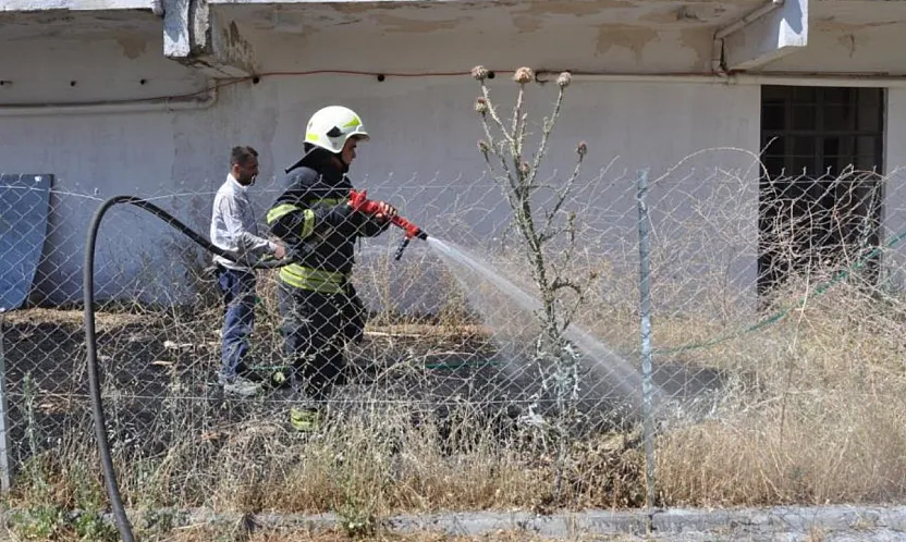 Menteşe'de otel arkasındaki otluk alanda yangın