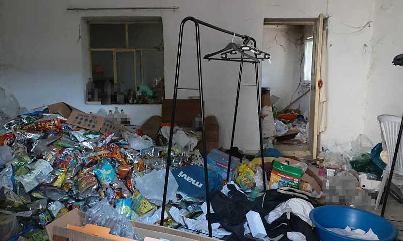 Menteşe'de psikolojik sorunları olan ve istifa eden imamın lojmanından tonlarca çöp çıktı