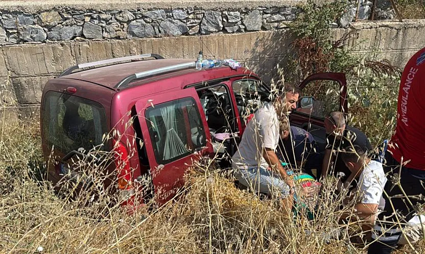 Menteşe'de ticari araç dere yatağına uçtu: 2 yaralı