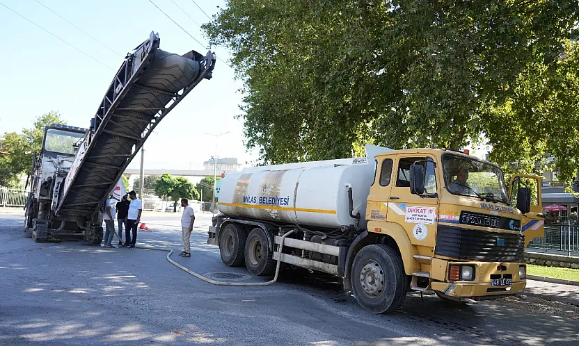 Milas'ta Ahmet Yesevi Caddesi'nde Sıcak Asfalt Çalışması Başladı