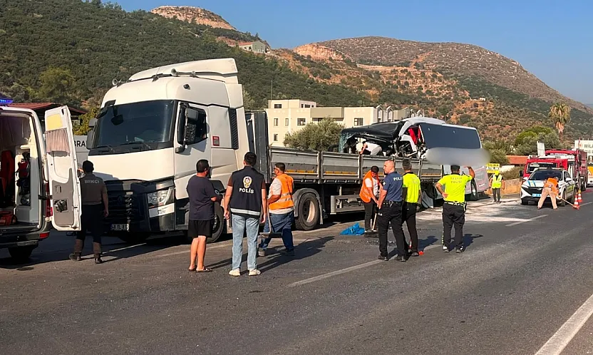 Milas'ta yolcu otobüsü ile tır çarpıştı: 2 ölü, 18 yaralı